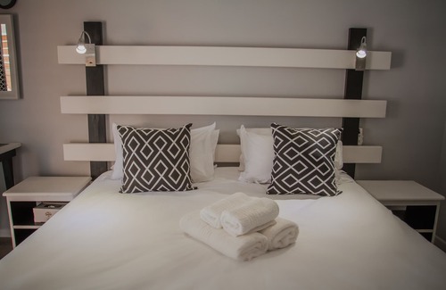 Swellendam House | Exceptional Aan de Eike Guest House with Pool & Dining