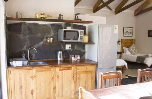 Graaff-Reinet Bed & Breakfast | Relax at Aan Die Oewer Guest House with Pool & Breakfast