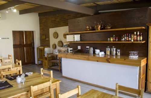 Graaff-Reinet Bed & Breakfast | Relax at Aan Die Oewer Guest House with Pool & Breakfast