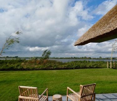 Heeg Villa | Aan Het Water 'Wetterhaghe' optioneel met E-Sloep