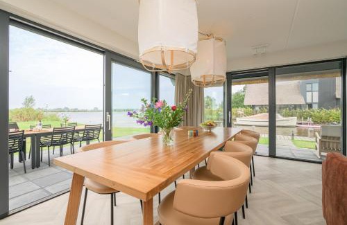 Heeg Villa | Aan Het Water 'Wetterhaghe' optioneel met E-Sloep