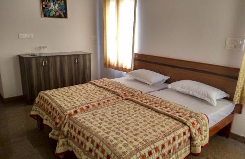 Vijayanagar 1st Stage House | Cozy Aashraya Homestay: Pet-Friendly with Breakfast Included