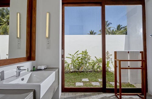 Ahungalla Hotel | Discover Calamansi Cove Villas with Pool & Family Amenities