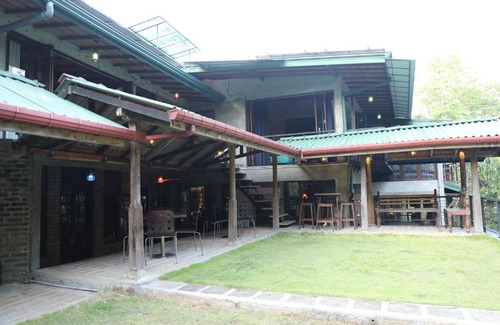 Kandy Hotel | Relax at Aayu Hanthana: Pool, Breakfast & Family-Friendly