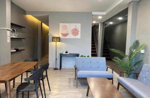 Downtown George Town Hostel | Budget-Friendly Aayu Muntri with Kitchen Amenities, Rated 9.7