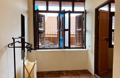 Historic George Town House | Exceptional Aayu Stewart: Family-Friendly with Breakfast Included