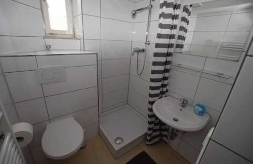 Gablenberg Apartment | Cozy AB Apartment 81 with Kitchen and Free Breakfast
