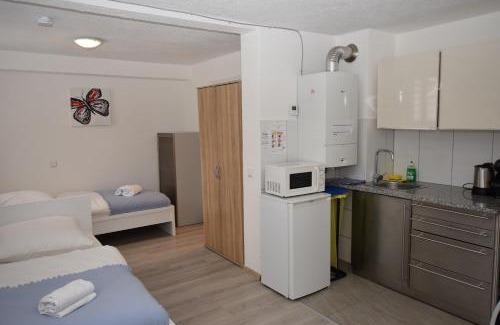 Schmidener Vorstadt Apartment | Family-Friendly AB Apartment Bad-Cannstatt with Restaurant