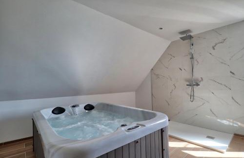 Benfeld Apartment | Relax at Ab Gite et Spa: Family-Friendly with a Hot Tub