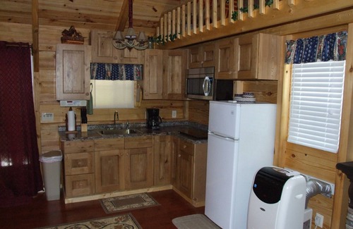 Spencer Cabin | Pet-Friendly Cumberland Plateau Retreat with Kitchen Amenities
