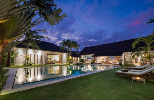 Umalas Villa | Elegant Abaca Iluh 6 BR: Family-Friendly Retreat in Seminyak