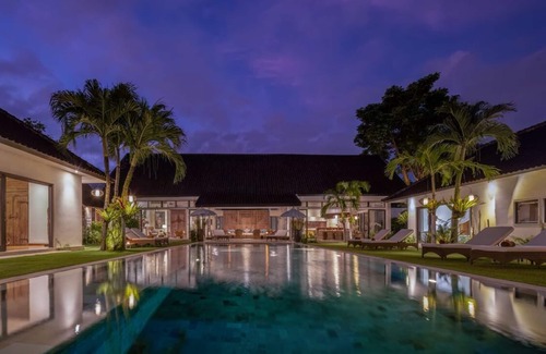 Umalas Villa | Elegant Abaca Iluh 6 BR: Family-Friendly Retreat in Seminyak