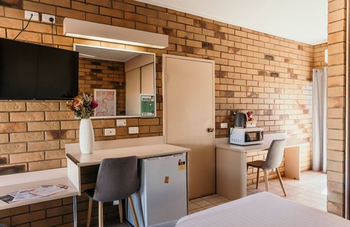 Soldiers Hill Hotel | Top-Rated Abacus Motel with Pool and Family Amenities