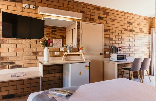 Soldiers Hill Hotel | Top-Rated Abacus Motel with Pool and Family Amenities