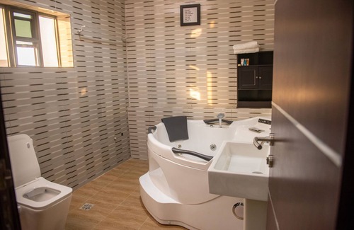 Ogbunike Hotel | Stylish Abada Hotel & Suites with Pool and Delicious Dining