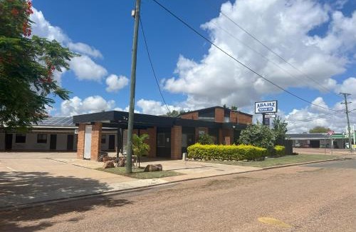 Longreach Hotel | Convenient Abajaz Motel with Pool & Child-Friendly Space