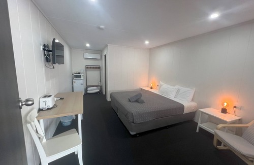 Longreach Hotel | Discover Abajaz Motor Inn: Family-Friendly with Pool & Breakfast