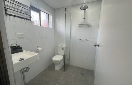 Longreach Hotel | Discover Abajaz Motor Inn: Family-Friendly with Pool & Breakfast