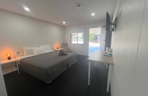 Longreach Hotel | Discover Abajaz Motor Inn: Family-Friendly with Pool & Breakfast