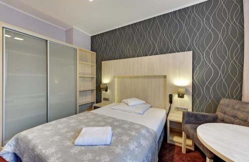 Emaus Bed & Breakfast | Pet-Friendly Abak Hotel: Family Fun with Pool & Hot Tub