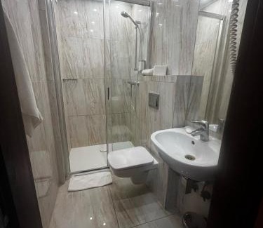 Emaus Bed & Breakfast | Pet-Friendly Abak Hotel: Family Fun with Pool & Hot Tub
