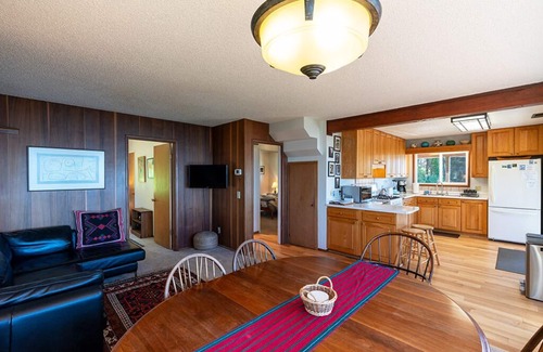 Trinidad Cottage | Abalone Cabin: Ocean View Retreat with Kitchen & Breakfast