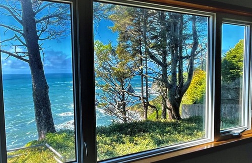 Trinidad Cottage | Abalone Cabin: Ocean View Retreat with Kitchen & Breakfast