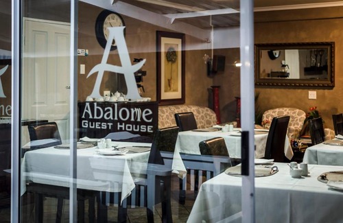 Summerstrand House | Oceanfront Abalone Guest House: Family-Friendly Getaway