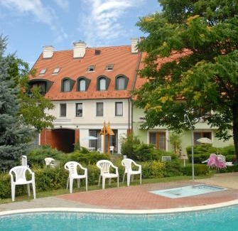 Keszthely Hotel | Relax at Abbázia Club Hotel Kék with Oceanfront Amenities