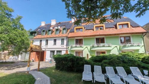Keszthely Hotel | Relax at Abbázia Club Hotel Kék with Oceanfront Amenities