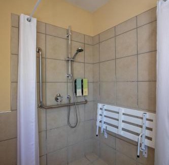 Redwood Hotel | Comfortable ASURE Abbella Lodge Motel with Family Amenities