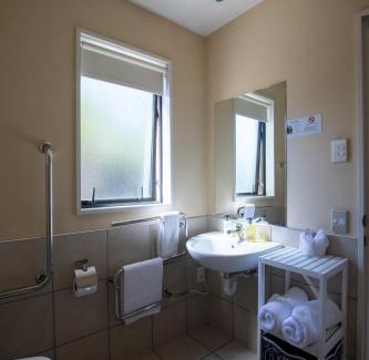 Redwood Hotel | Comfortable ASURE Abbella Lodge Motel with Family Amenities