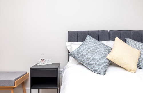 Horsham Apartment | Designer 2-Bed Abbey Apartment - Family Friendly Retreat