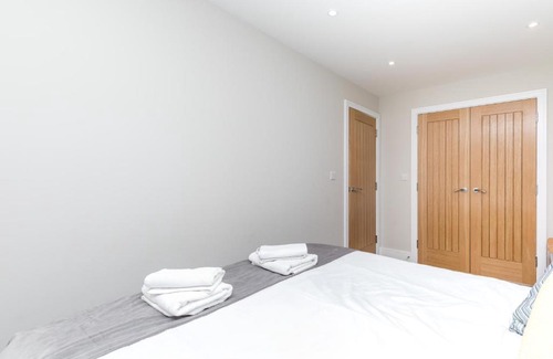 Horsham Apartment | Designer 2-Bed Abbey Apartment - Family Friendly Retreat