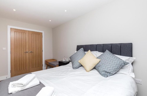 Horsham Apartment | Designer 2-Bed Abbey Apartment - Family Friendly Retreat