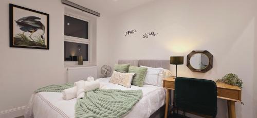 Reading City Centre Apartment | Abbey Corner By Nivaas 4-Located in the heart of the city centre-5 minute walk to train station-20 minutes to London via train