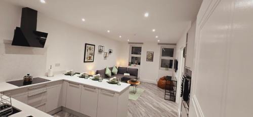 Reading City Centre Apartment | Abbey Corner By Nivaas 4-Located in the heart of the city centre-5 minute walk to train station-20 minutes to London via train