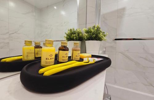 Reading City Centre Apartment | Abbey Corner By Nivaas 4-Located in the heart of the city centre-5 minute walk to train station-20 minutes to London via train