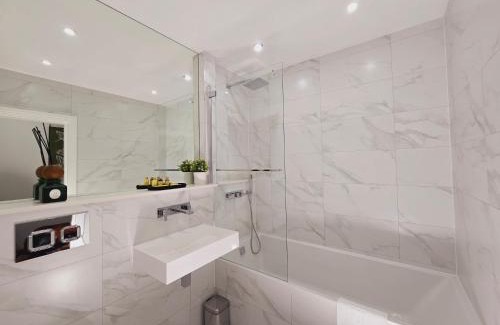 Reading City Centre Apartment | Abbey Corner By Nivaas 4-Located in the heart of the city centre-5 minute walk to train station-20 minutes to London via train