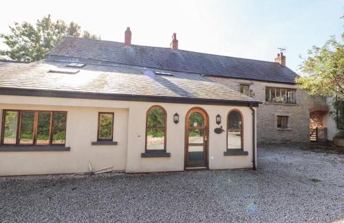 Denbigh House | Pet-Friendly Abbey Cottage: 4-Star Stay with Perfect Ratings