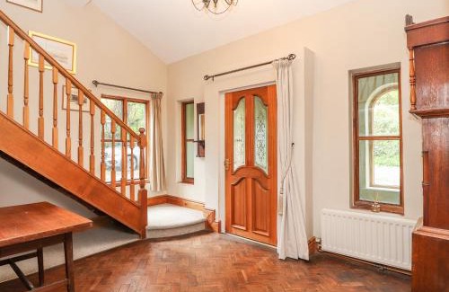 Denbigh House | Pet-Friendly Abbey Cottage: 4-Star Stay with Perfect Ratings
