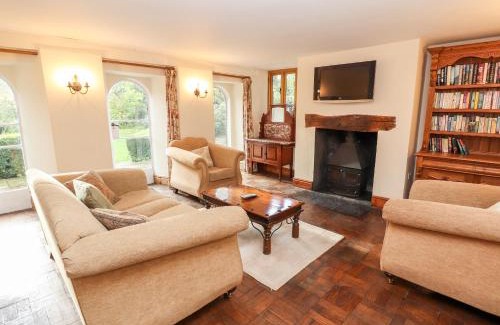 Denbigh House | Pet-Friendly Abbey Cottage: 4-Star Stay with Perfect Ratings