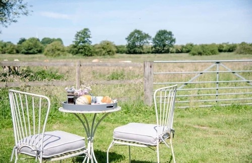 Eye Apartment | Cozy Abbey Shepherds Hut in Eye with Kitchen & Breakfast