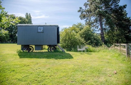 Eye Apartment | Cozy Abbey Shepherds Hut in Eye with Kitchen & Breakfast