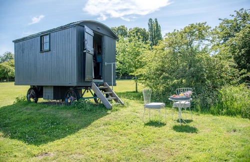 Eye Cabin | Cozy Abbey Shepherds Hut in Eye - Family-Friendly Retreat