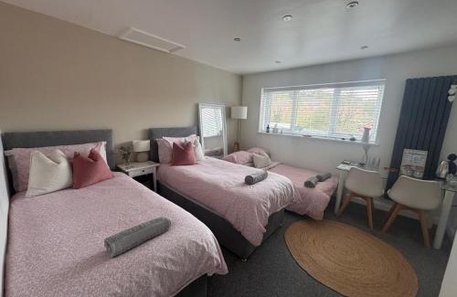 Forsbrook House | Welcoming Abbey’s Inn: Family-Friendly Stay with 9.5 Rating