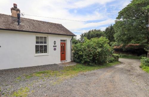 Penny Bridge House | Cozy Abbots Reading Cottage - Pet Friendly Retreat