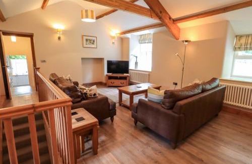 Penny Bridge House | Cozy Abbots Reading Cottage - Pet Friendly Retreat