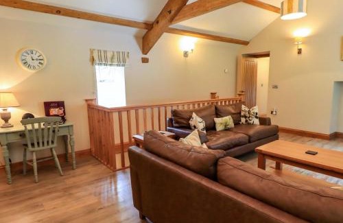 Penny Bridge House | Cozy Abbots Reading Cottage - Pet Friendly Retreat