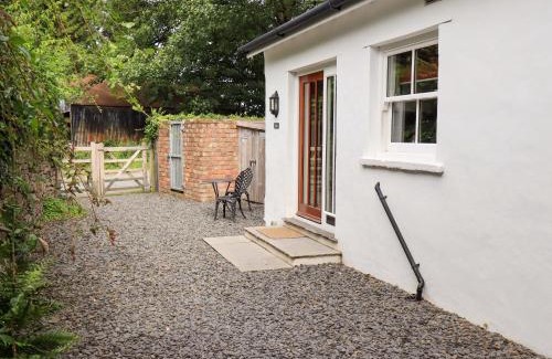 Penny Bridge House | Pet-Friendly Abbots Reading Suite for Your Next Getaway